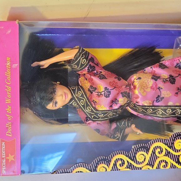 Vintage 1993 Chinese Barbie collectible - Picture 2 of 4